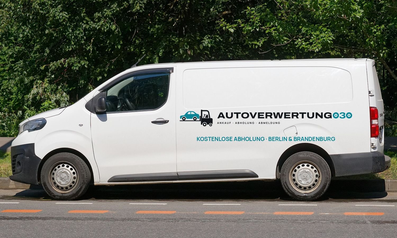Transporter von Autoverwertung030 für die kostenlose Fahrzeugabholung in Berlin